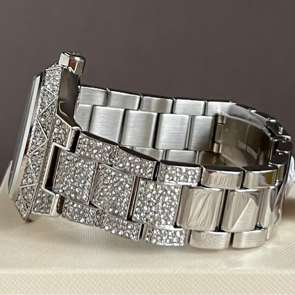 Micheal Kors Women’s Oversized Raquel Pavé Silver-Tone Watch
Case Size: 41mm - Picture 8 of 10